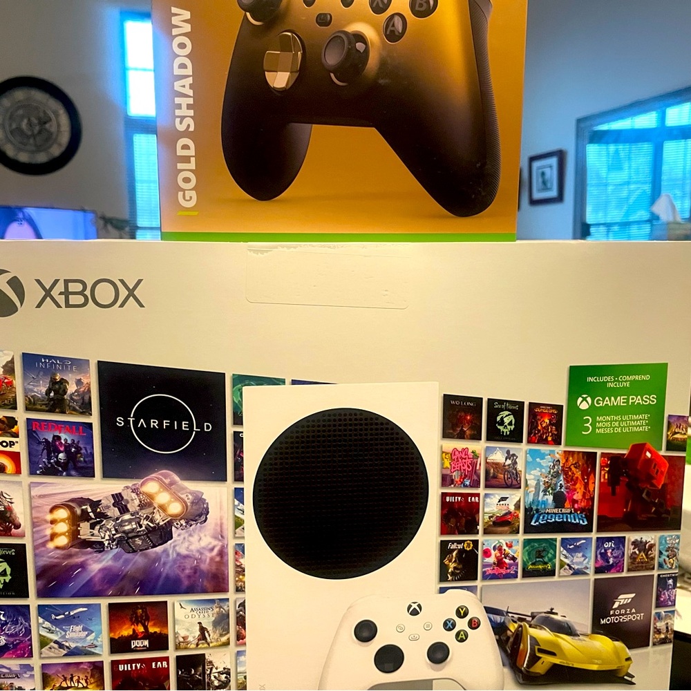 Xbox S Series and 2 controllers